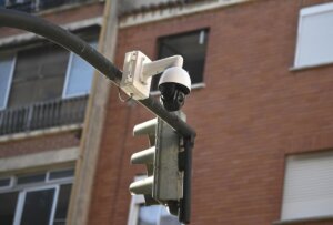 Una de las cámaras de vigilancia instaladas en Orriols